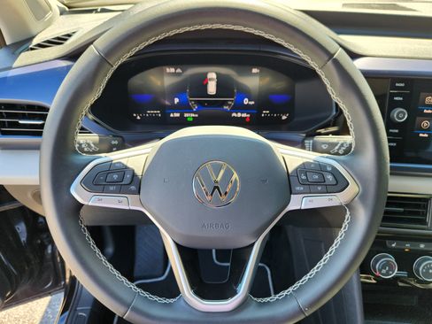 Used 2023 Volkswagen Taos SE w/ Panoramic Sunroof Package AWD/4WD image 9