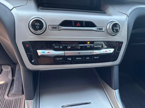 Used 2024 Ford Explorer XLT w/ Equipment Group 202A AWD/4WD image 19
