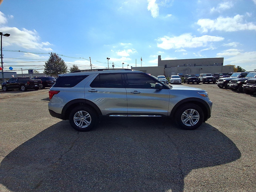 Used 2024 Ford Explorer XLT w/ Equipment Group 202A AWD/4WD image 9