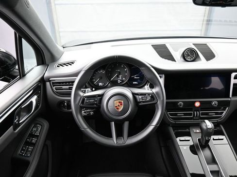 Certified 2025 Porsche Macan image 17