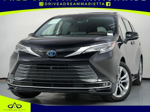 Used 2024 Toyota Sienna Platinum image 1
