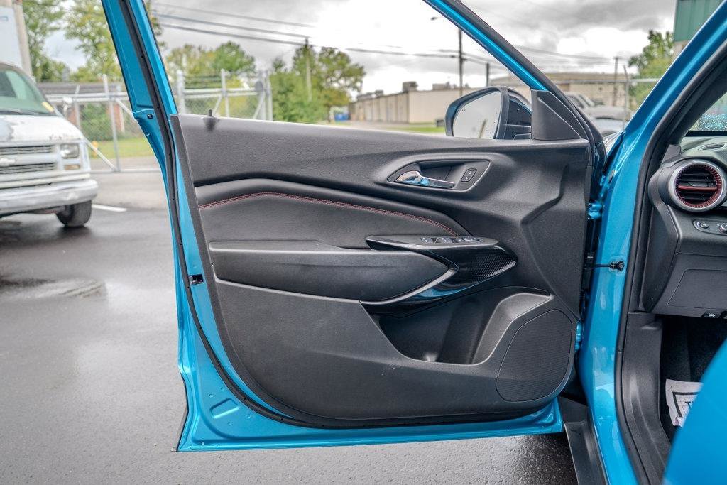 Used 2025 Chevrolet Trax RS w/ Sunroof Package FWD image 13