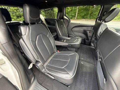 Used 2025 Chrysler Pacifica Limited FWD image 30