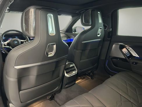 Used 2023 BMW i7 xDrive60 image 21