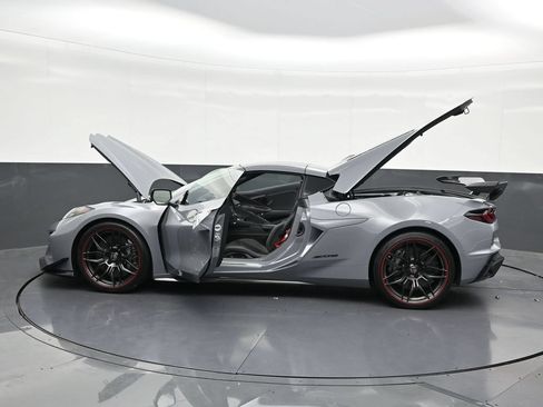 Used 2024 Chevrolet Corvette Z06 w/ Z07 Performance Package RWD image 34