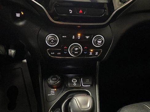 Used 2020 Jeep Cherokee Limited image 22