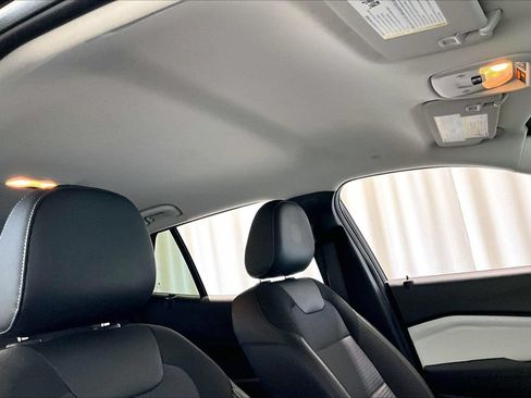 Used 2025 Chevrolet Trax LT FWD image 27