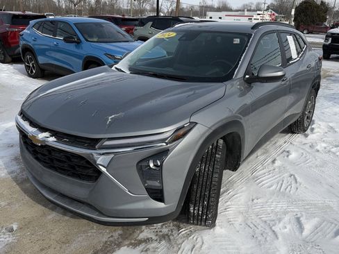 Used 2024 Chevrolet Trax LT w/ LT Convenience Package image 17