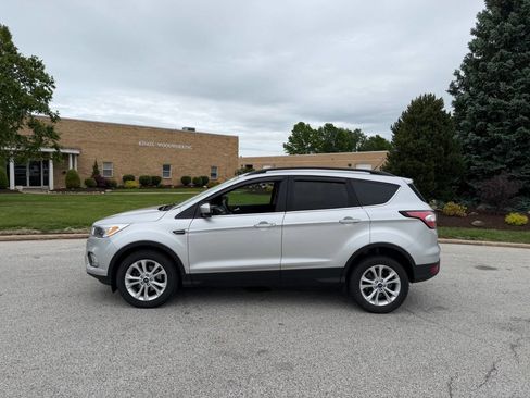 Used 2018 Ford Escape SE FWD image 2