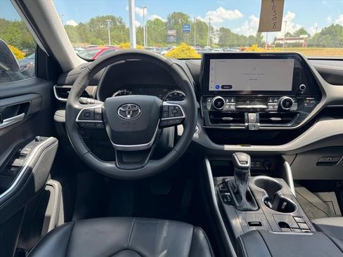 Used 2023 Toyota Highlander XLE FWD image 14