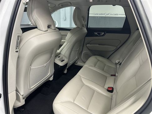 Used 2022 Volvo XC60 B5 Momentum w/ Climate Package AWD/4WD image 3