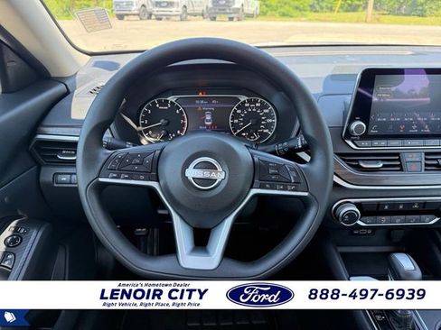 Used 2025 Nissan Altima 2.5 SV FWD image 15