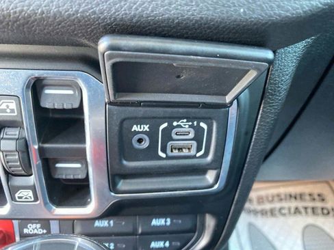 Used 2025 Jeep Wrangler Willys image 12