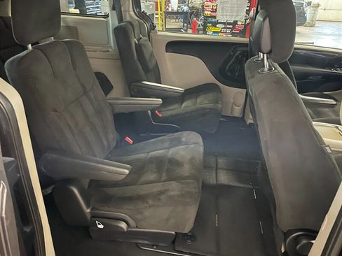 Used 2016 Dodge Grand Caravan SXT image 19