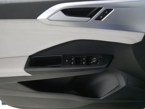 Used 2025 Volkswagen Taos SE image 19