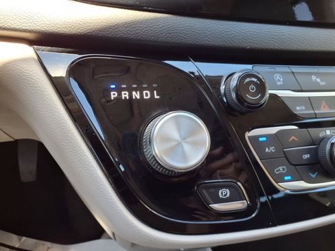 Used 2020 Chrysler Pacifica Touring-L FWD image 25