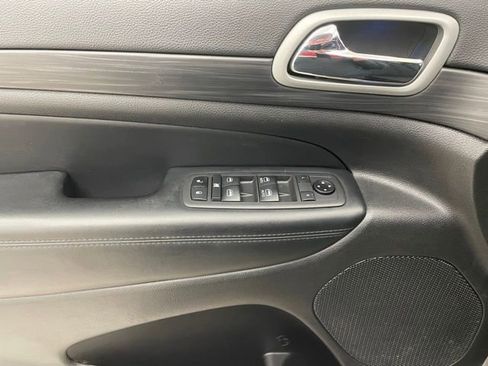 Used 2021 Jeep Grand Cherokee Laredo image 9