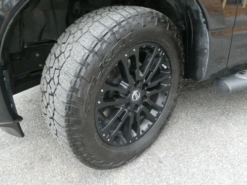 Used 2019 Nissan Titan SV w/ SV Convenience Package image 28