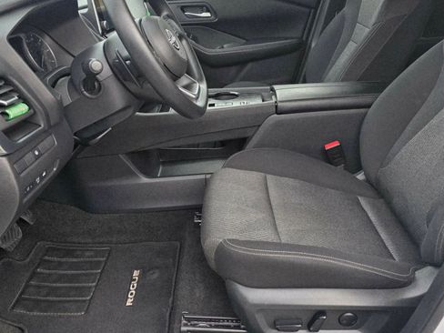 Used 2024 Nissan Rogue SV image 9