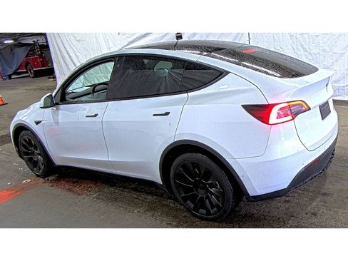 Used 2022 Tesla Model Y Long Range AWD/4WD image 2