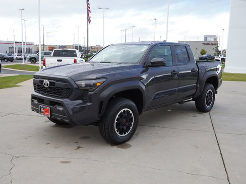 Used 2024 Toyota Tacoma TRD Off-Road image 4