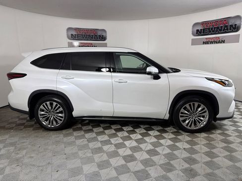 Used 2026 Toyota Highlander Platinum AWD/4WD image 3