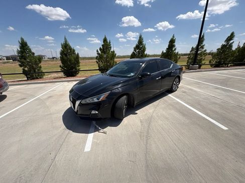 Used 2022 Nissan Altima 2.5 SV w/ SV Premium Package FWD image 4