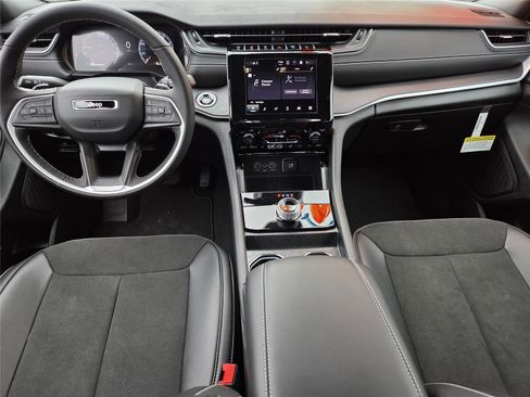 New 2025 Jeep Grand Cherokee L Altitude image 11