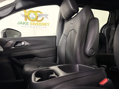 New 2026 Chrysler Pacifica Select w/ S Appearance Package image 25
