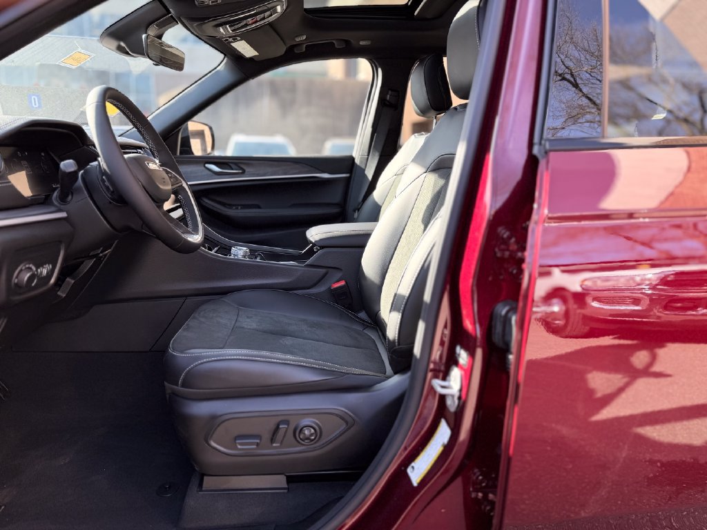 New 2026 Jeep Grand Cherokee Altitude AWD/4WD image 15