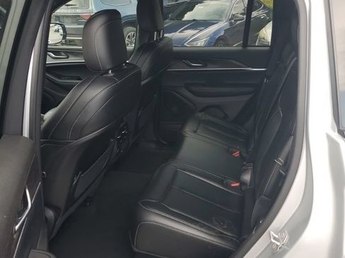 Used 2025 Jeep Grand Cherokee Limited AWD/4WD image 12