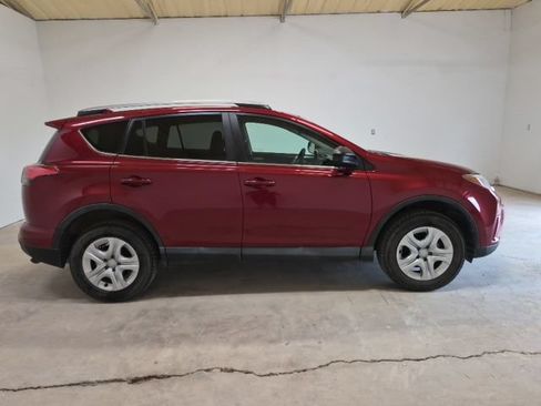 Used 2018 Toyota RAV4 LE FWD image 8