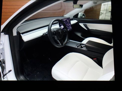 Used 2021 Tesla Model Y Long Range image 17