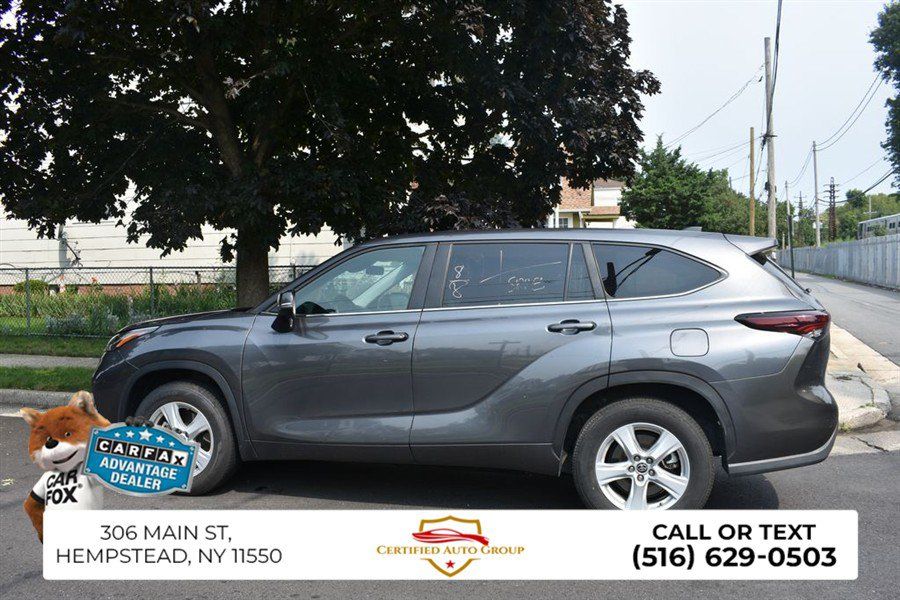 Used 2025 Toyota Highlander LE FWD image 5
