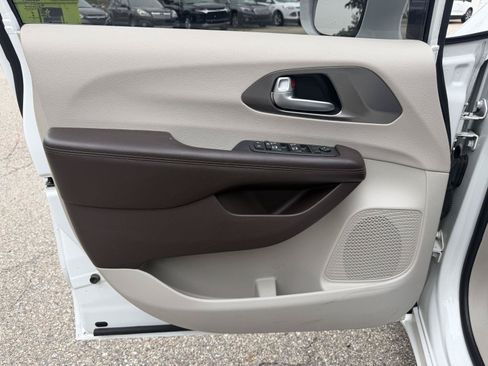 Used 2017 Chrysler Pacifica Touring-L Plus w/ Tire & Wheel Group FWD image 9