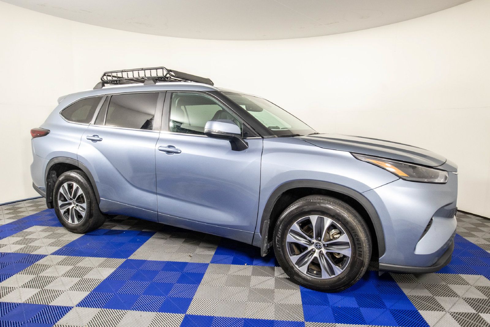 Used 2024 Toyota Highlander XLE FWD image 1