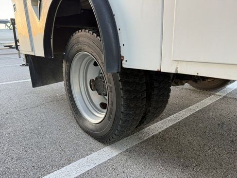 Used 2007 Ford F550 2WD Regular Cab Super Duty image 14