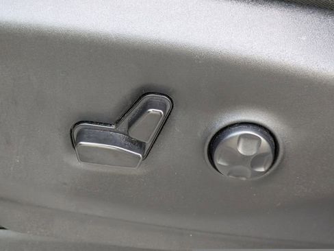 Used 2023 Chrysler Voyager LX image 25