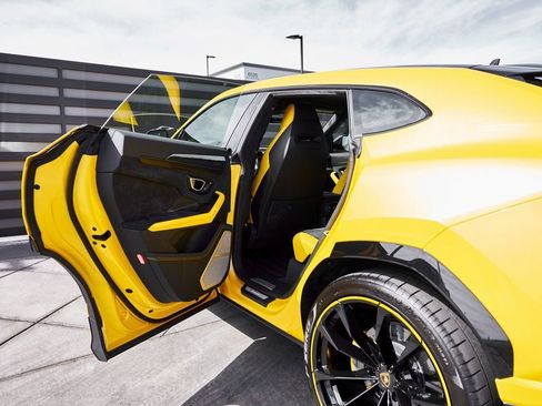 Used 2021 Lamborghini Urus AWD/4WD image 27