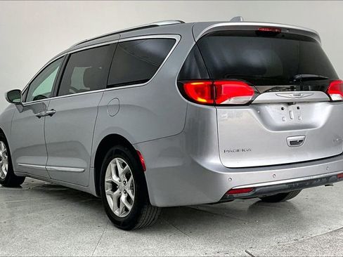 Used 2018 Chrysler Pacifica Limited image 2
