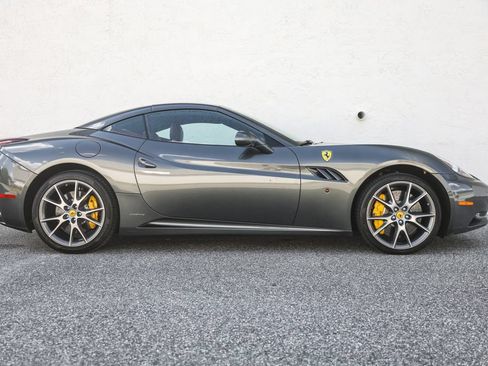 Used 2010 Ferrari California RWD image 23