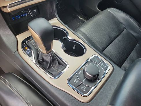 Used 2017 Jeep Grand Cherokee Overland w/ Jeep Active Safety Group AWD/4WD image 32