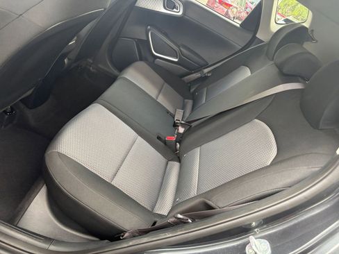 Used 2025 Kia Soul LX w/ LX Technology Package FWD image 23