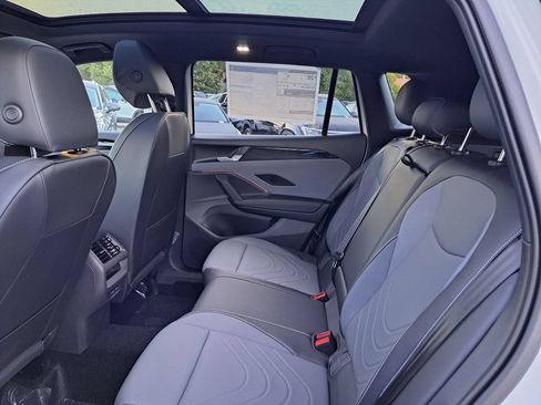 New 2026 Volkswagen Tiguan SE R-Line FWD image 5