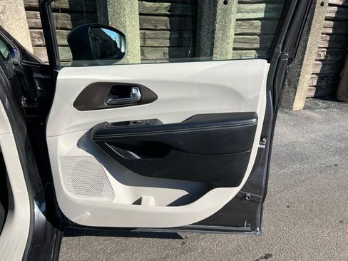 Used 2020 Chrysler Voyager L image 23