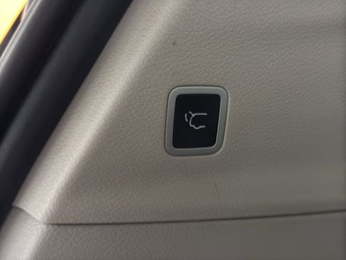 Used 2023 Chrysler Voyager LX image 23