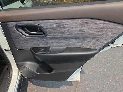 Used 2023 Nissan Rogue S AWD/4WD image 19