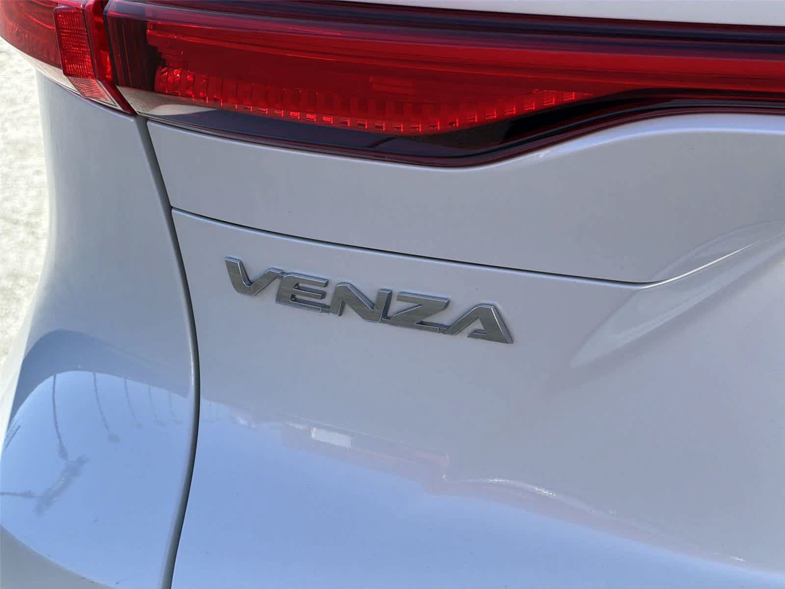 Used 2023 Toyota Venza LE AWD/4WD image 8