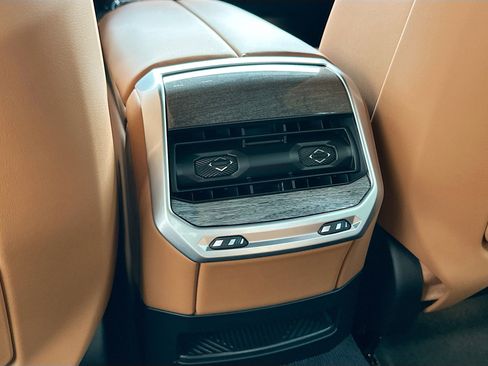 Certified 2023 BMW 740i image 27