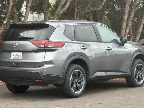 Used 2024 Nissan Rogue SV image 4